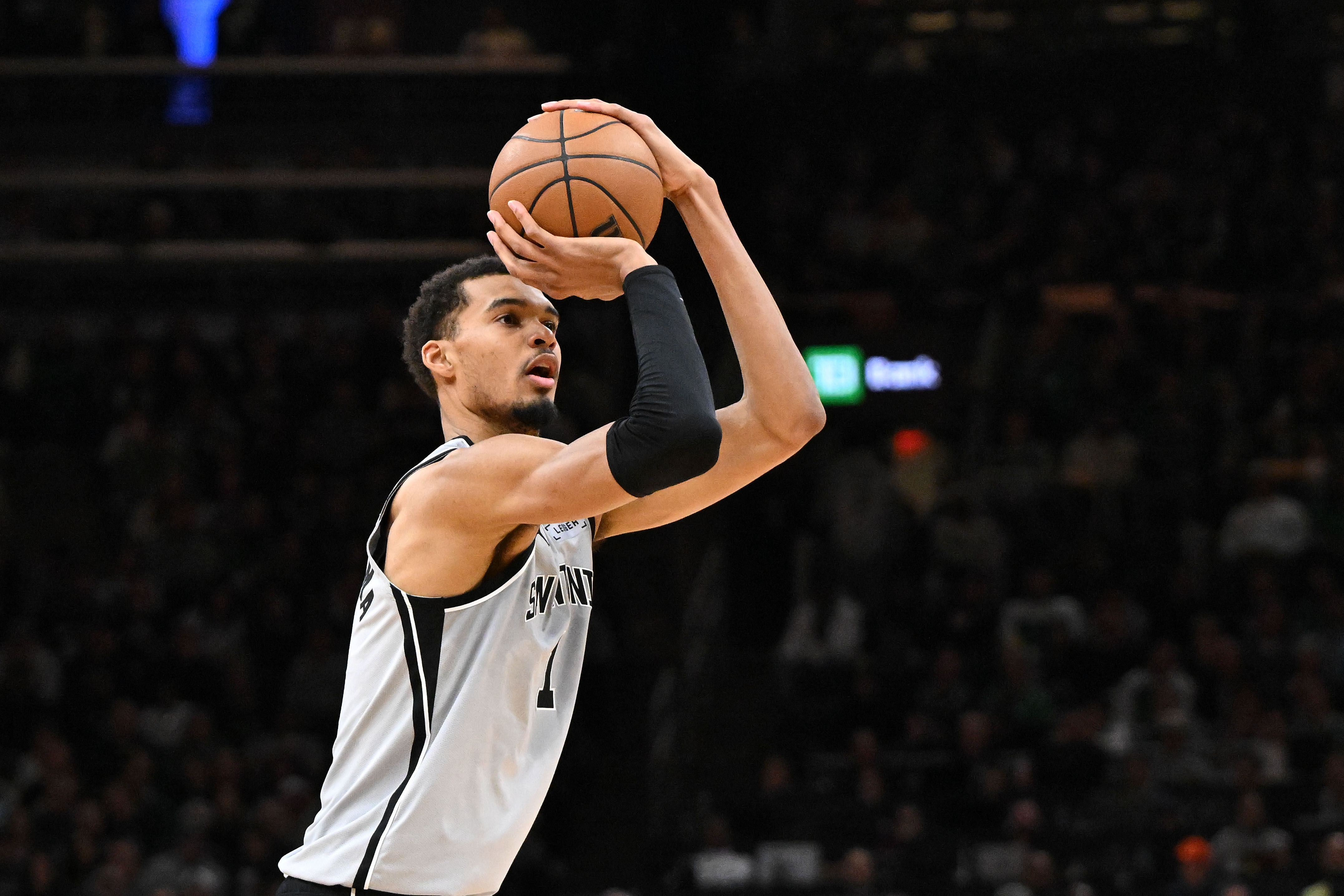 乐彩网APP-全是三分对飚~马刺雄鹿第三节外线接连发炮 文班迎射特纳打停雄鹿