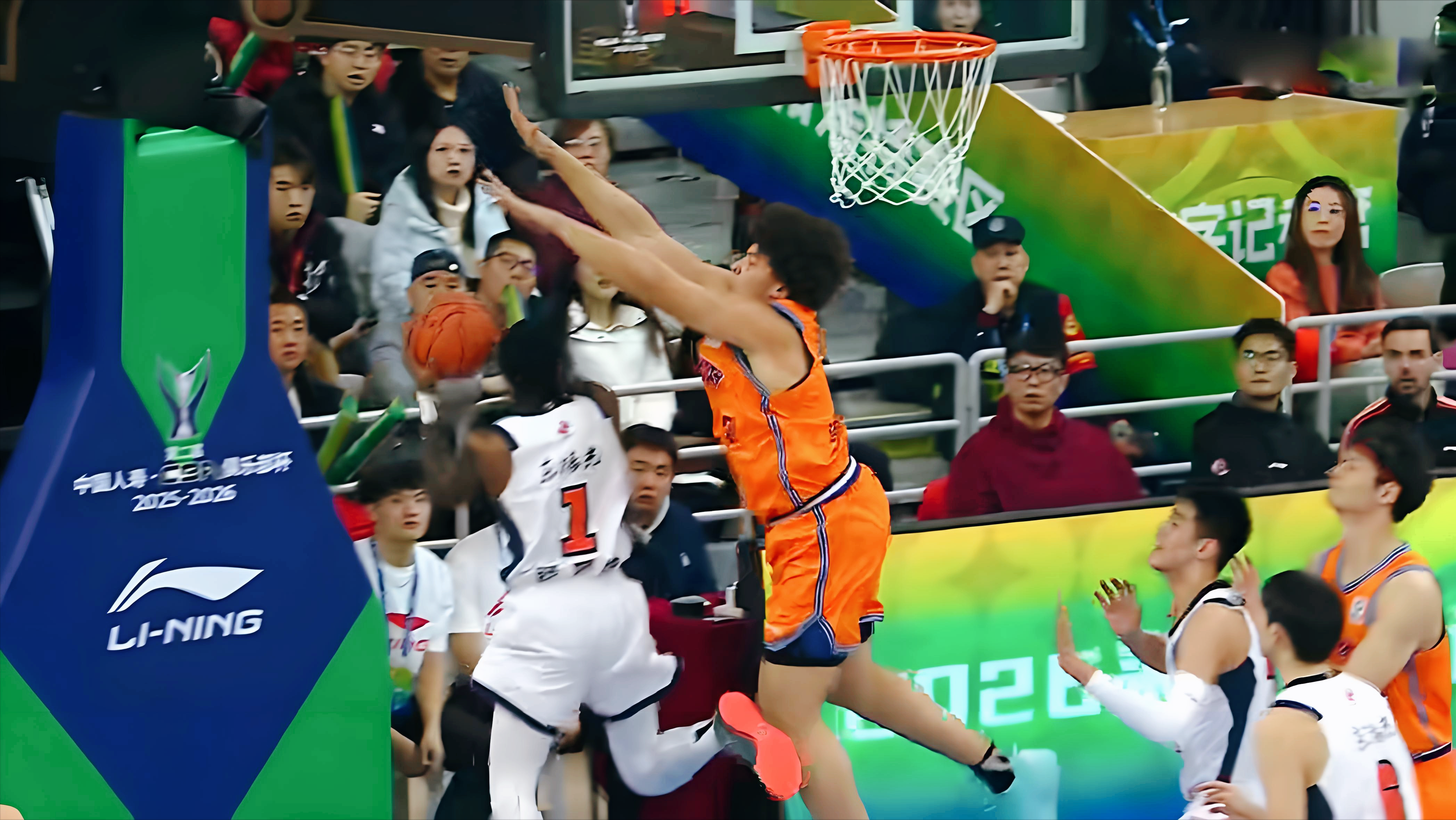 乐彩网互动社区-3天2胜广东!CBA杯第2支4强,奎因37分14篮板,萨林杰惹怒球迷!